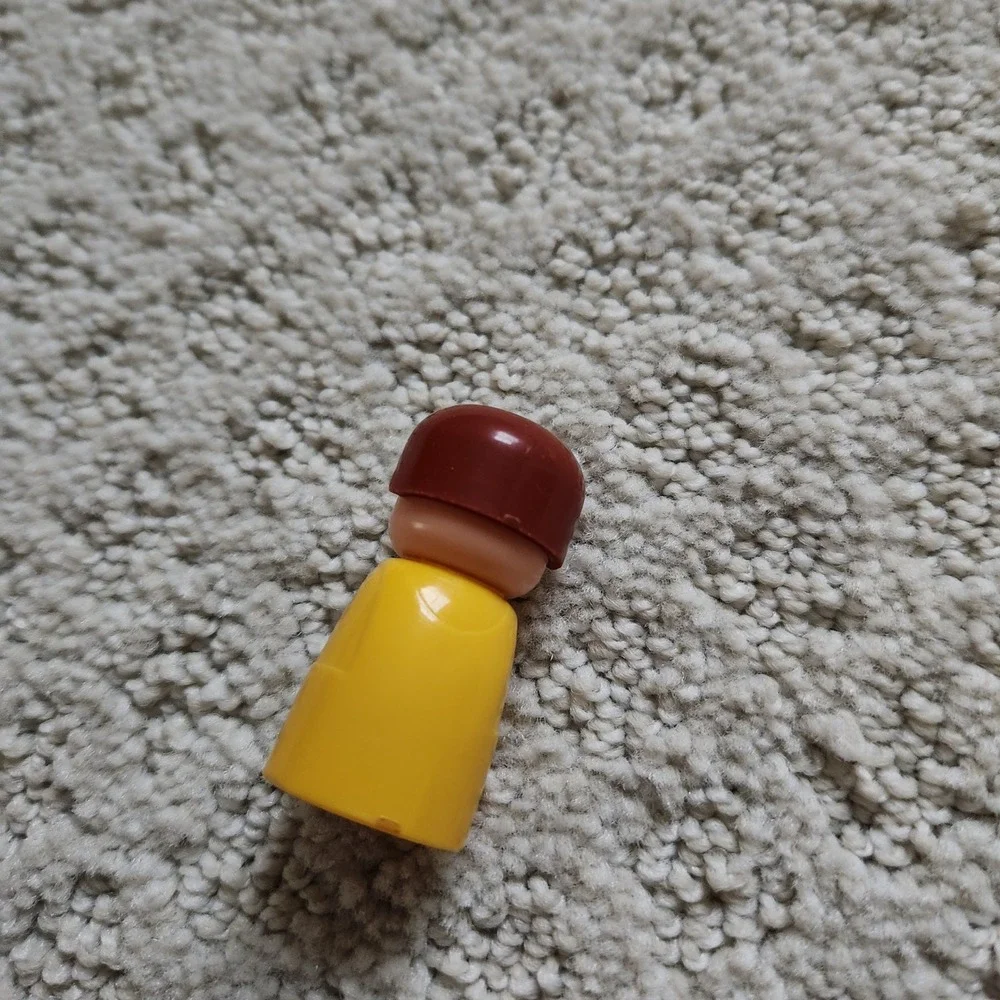Vintage Fisher Price Little People Girl Yellow Dress Brown Hair Weighted Base‎